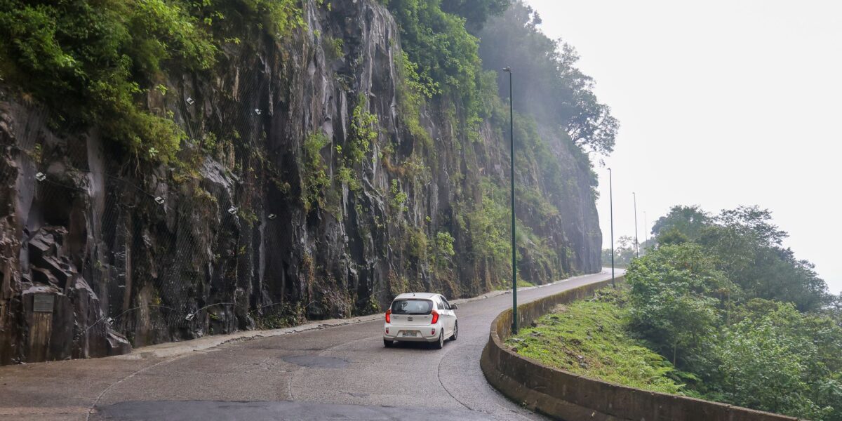 Trânsito liberado na Serra do Rio do Rastro após desprendimento de rocha.