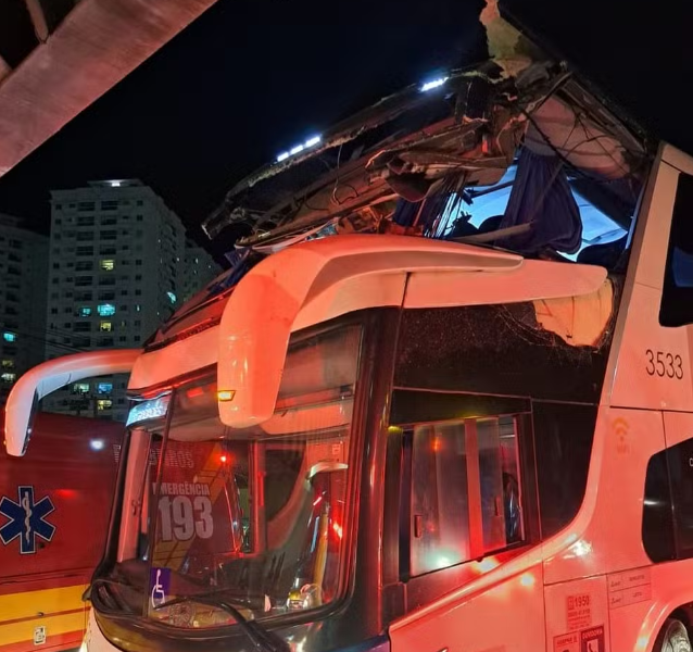 Acidente em SC: Mulher é arremessada de ônibus após colisão com viaduto