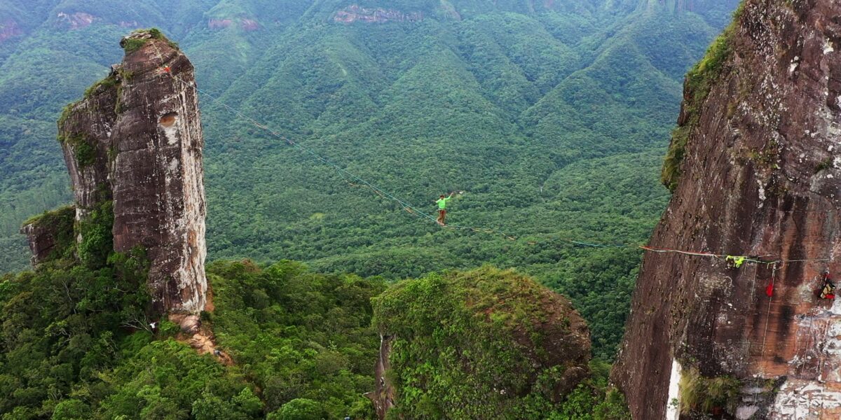 Emoção e adrenalina: Atleta Rafael Bridi enfrenta a Pedra dos Dedos de Treviso em Highline inédito.