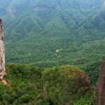 Emoção e adrenalina: Atleta Rafael Bridi enfrenta a Pedra dos Dedos de Treviso em Highline inédito.