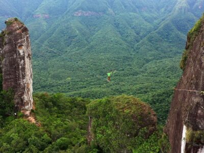 Emoção e adrenalina: Atleta Rafael Bridi enfrenta a Pedra dos Dedos de Treviso em Highline inédito.