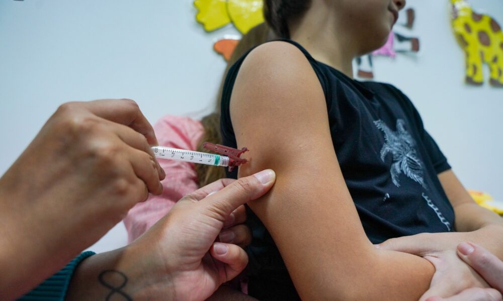 Crianças e adolescentes de 10 a 14 anos já podem se vacinar contra dengue na região Nordeste do Estado.