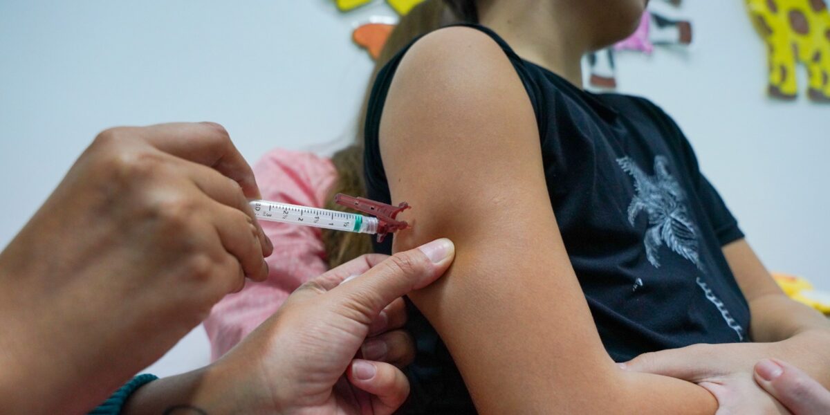 Crianças e adolescentes de 10 a 14 anos já podem se vacinar contra dengue na região Nordeste do Estado.