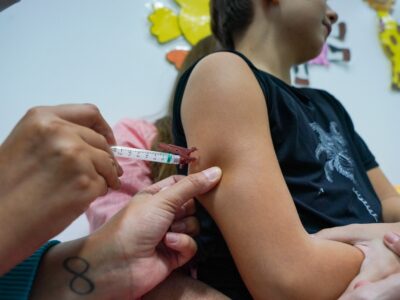 Crianças e adolescentes de 10 a 14 anos já podem se vacinar contra dengue na região Nordeste do Estado.