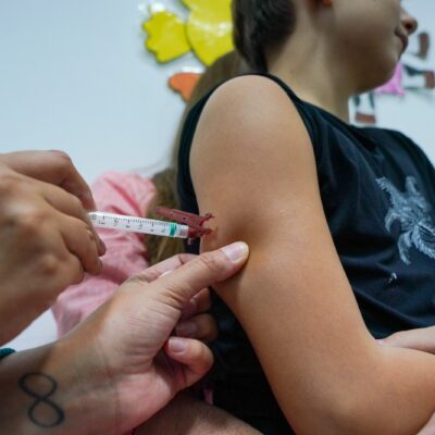 Crianças e adolescentes de 10 a 14 anos já podem se vacinar contra dengue na região Nordeste do Estado.